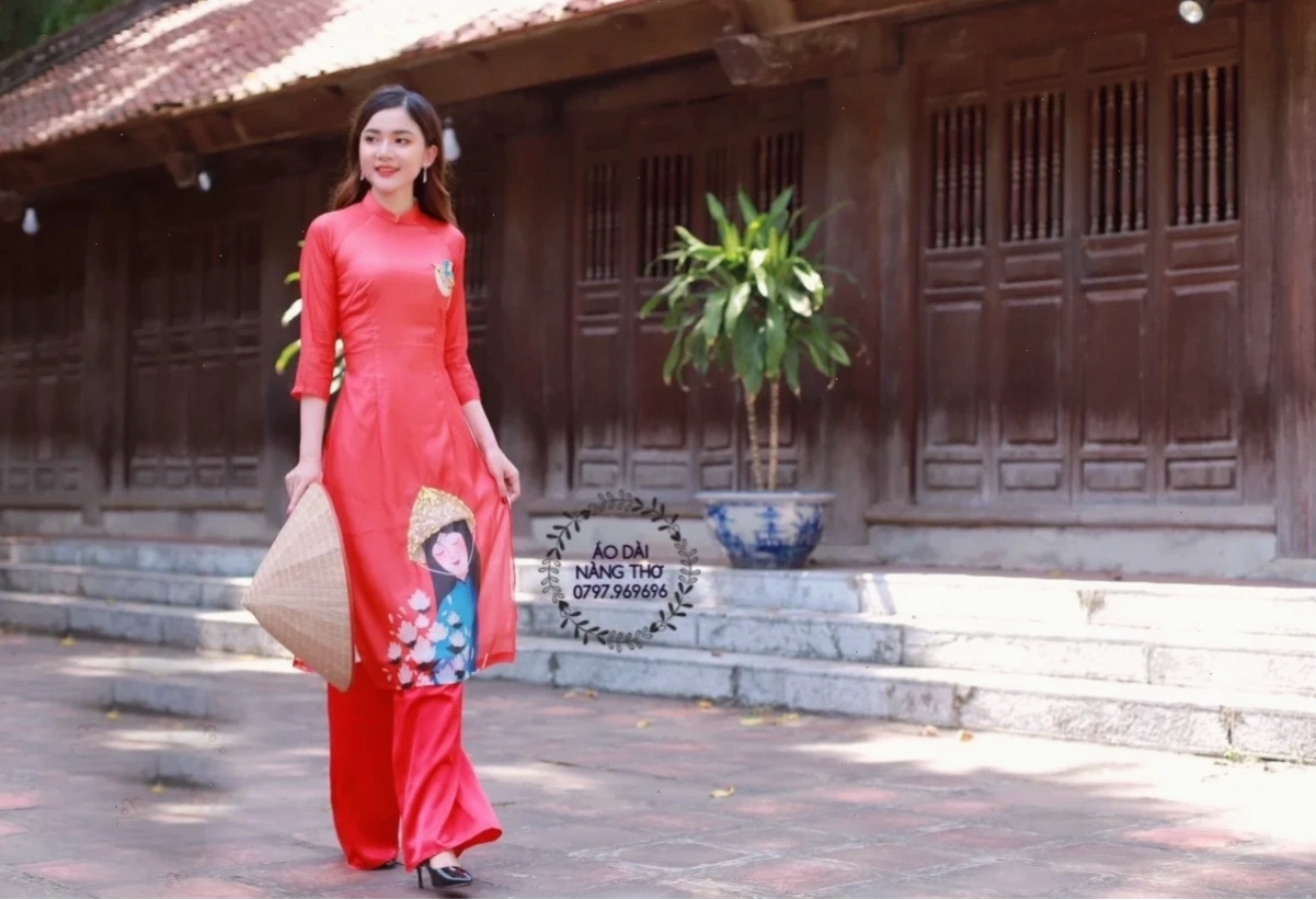 cô gái mặc áo dài đỏ yêu kiều