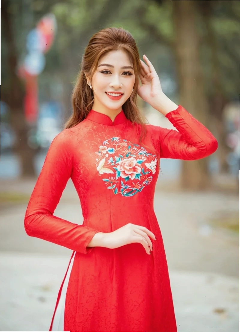 cô gái mặc áo dài đỏ yêu kiều