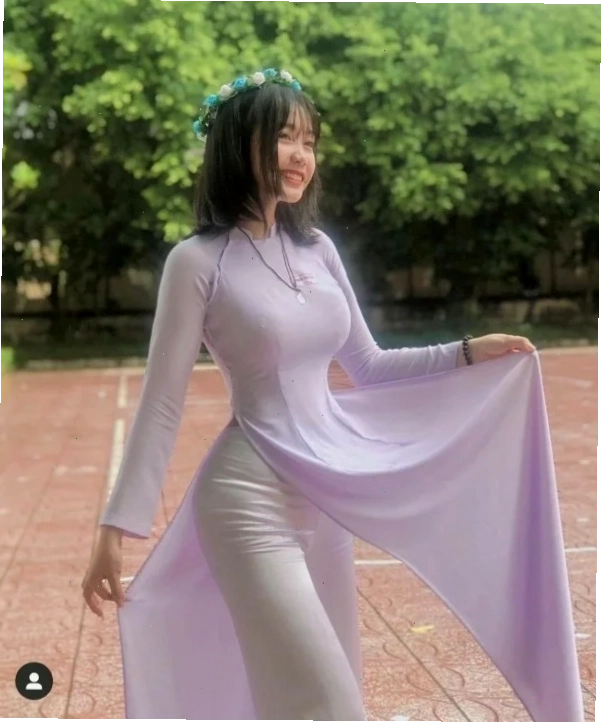 Áo dài lụa hồng Cô gái mặc áo dài lụa trơn màu hồng