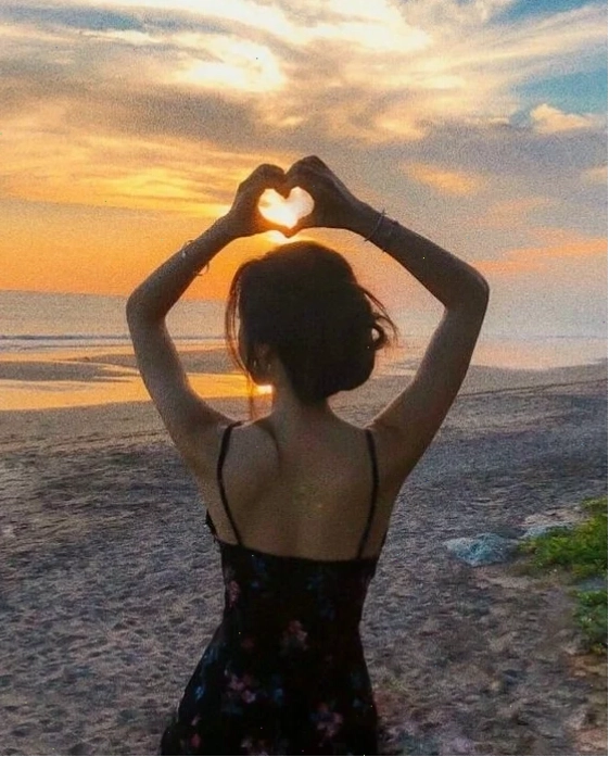 Cô gái mặc áo hai dây phía sau lưng cô gái