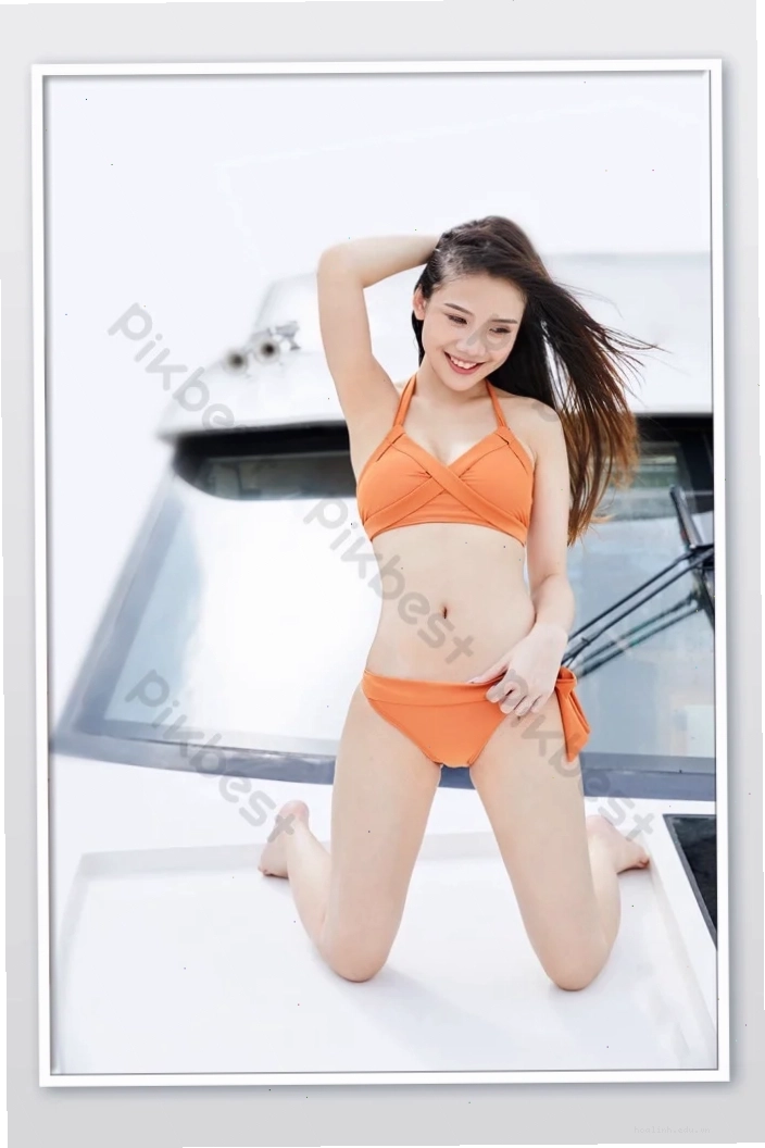 cô gái mặc áo tắm