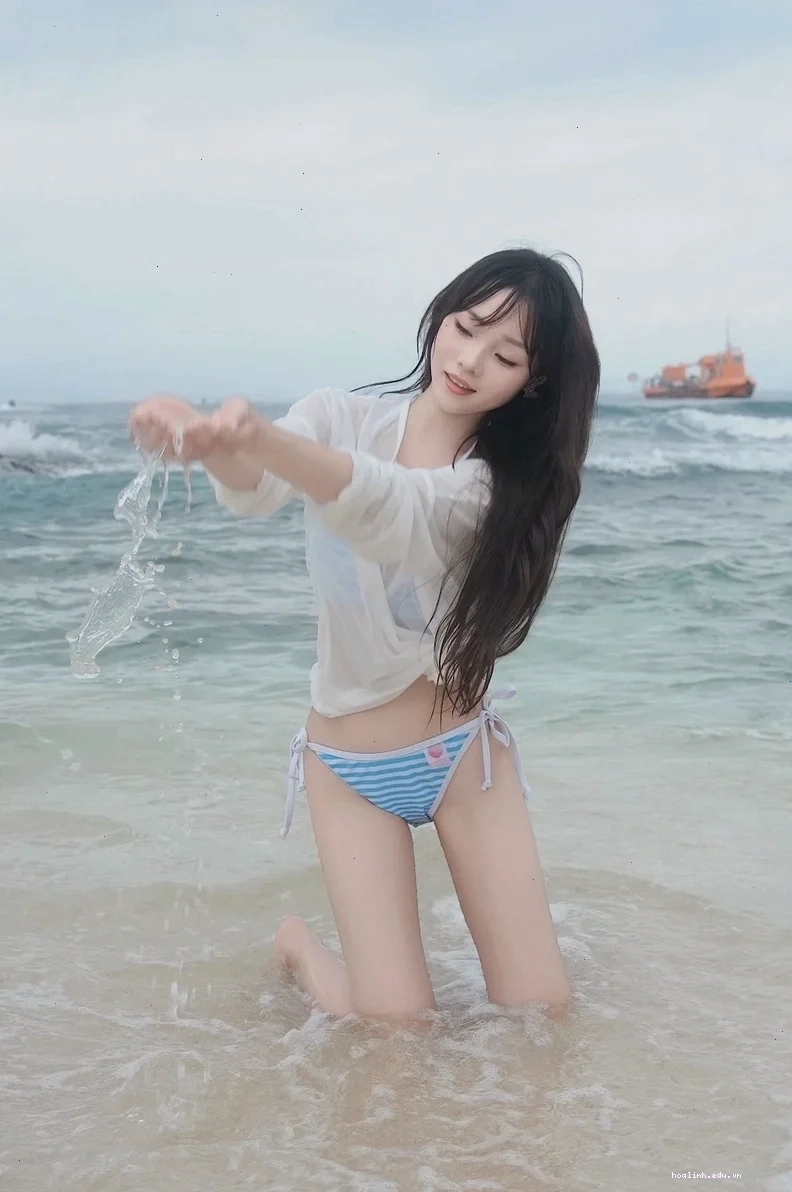 cô gái mặc áo tắm