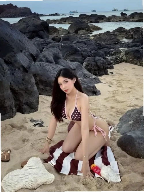 cô gái mặc áo tắm