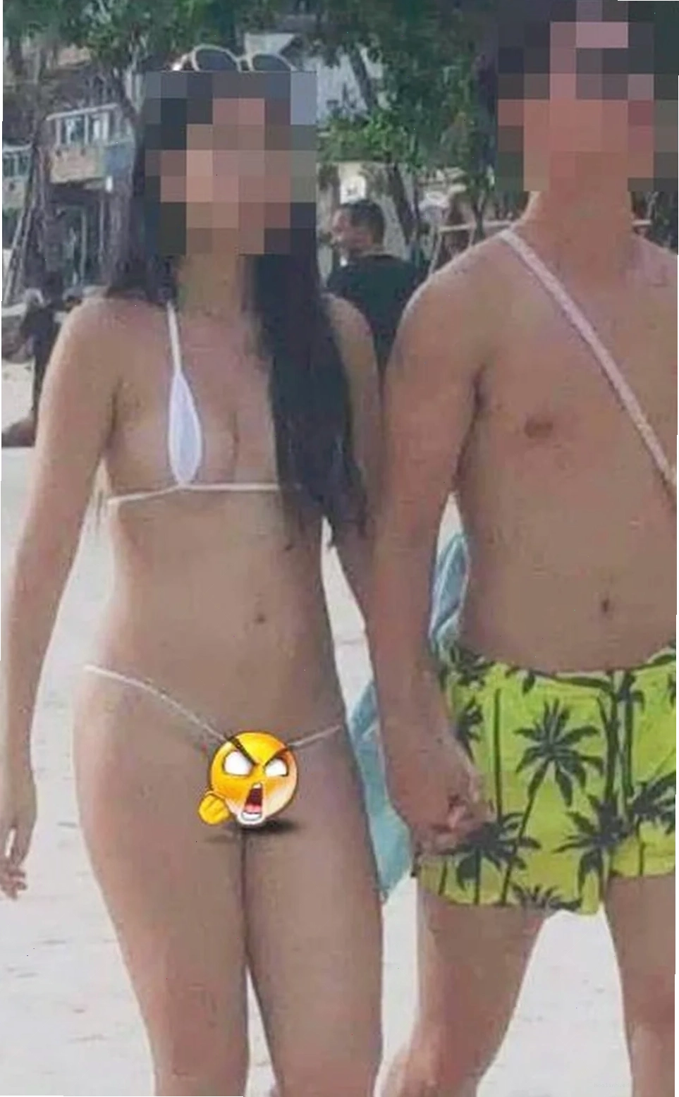 Nữ du khách nhận án phạt Cô gái mặc bikini nhỏ như sợi dây tại đồn cảnh sát