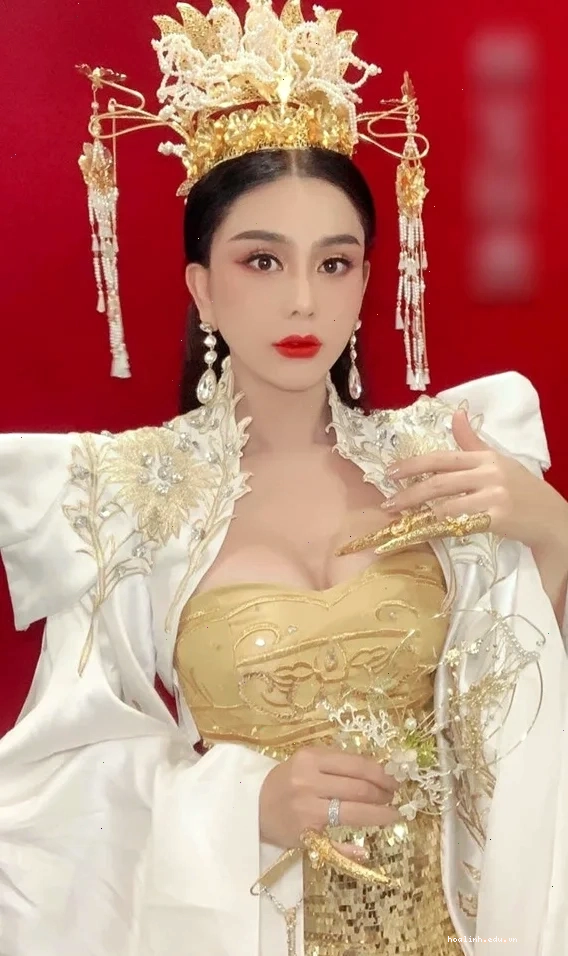 cô gái mặc đồ cổ trang