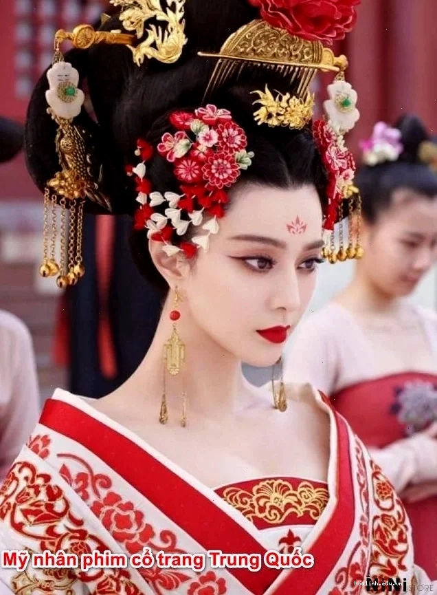 cô gái mặc đồ cổ trang