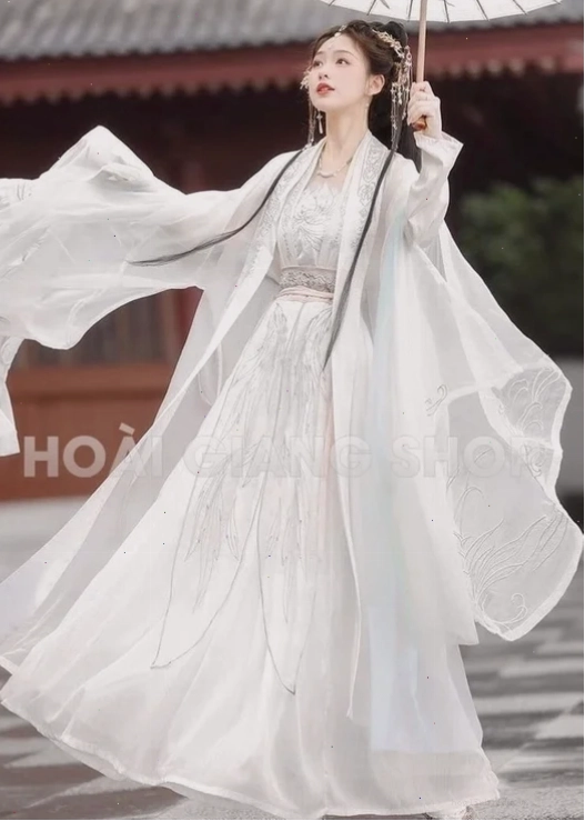 cô gái mặc đồ cổ trang