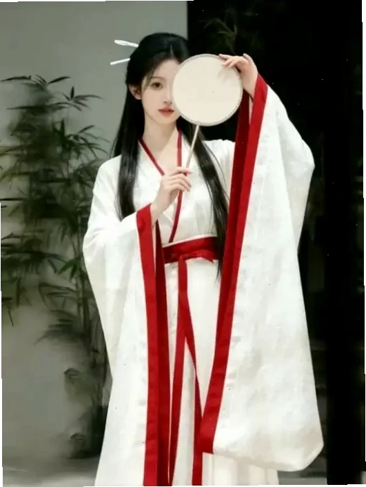 cô gái mặc đồ cổ trang