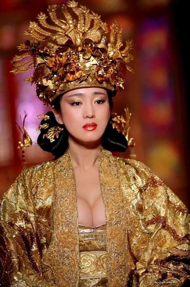 cô gái mặc đồ cổ trang