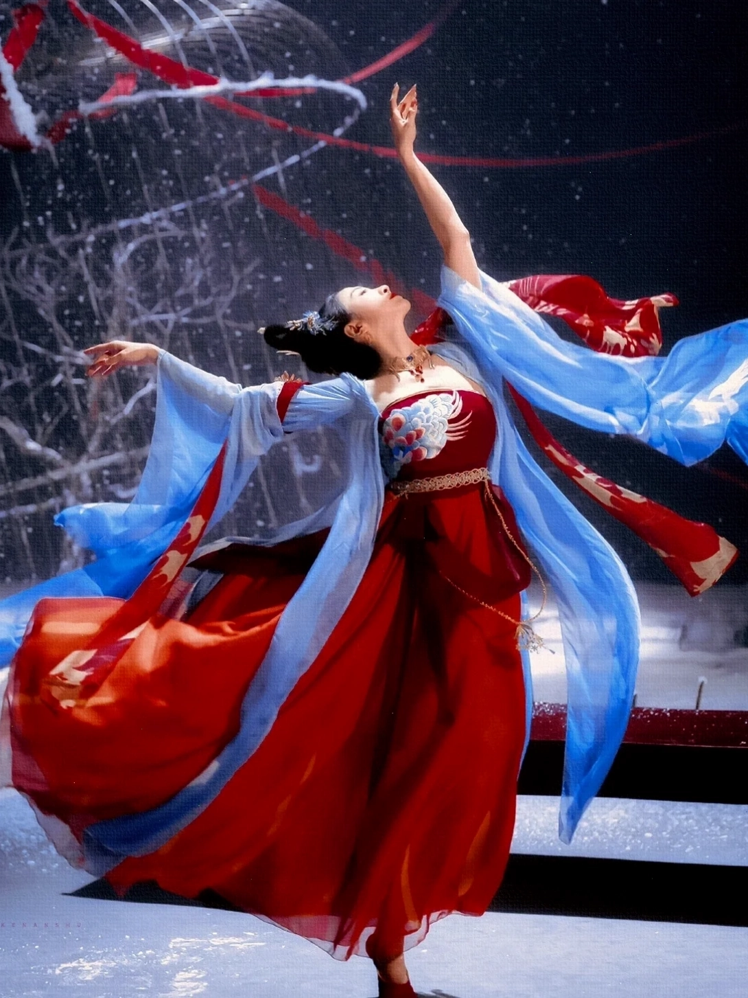 cô gái mặc đồ cổ trang