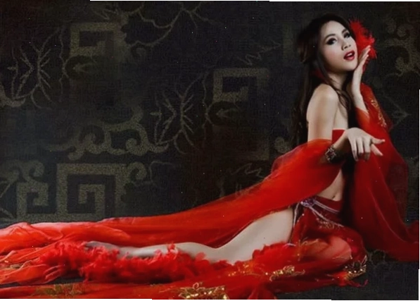cô gái mặc đồ cổ trang