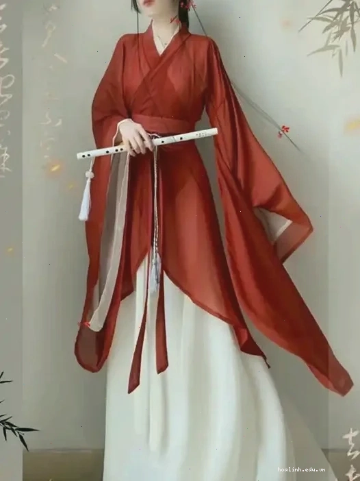 cô gái mặc đồ cổ trang