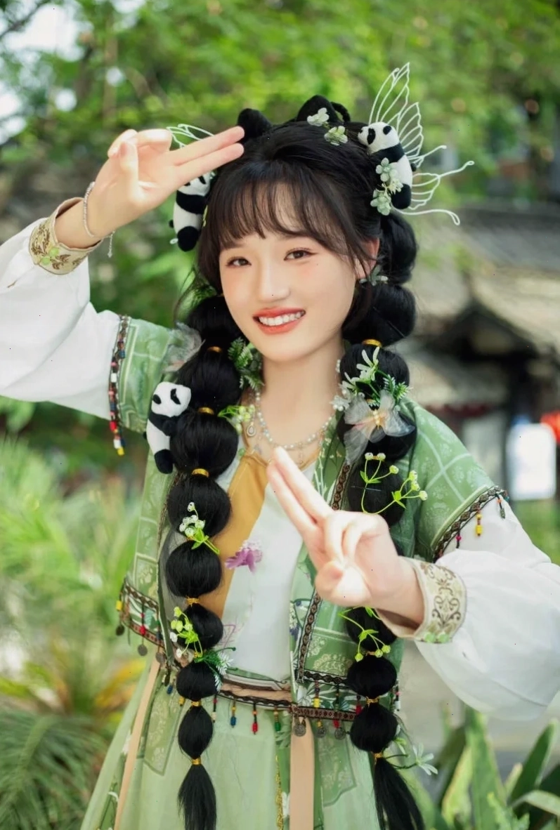 cô gái mặc đồ cổ trang