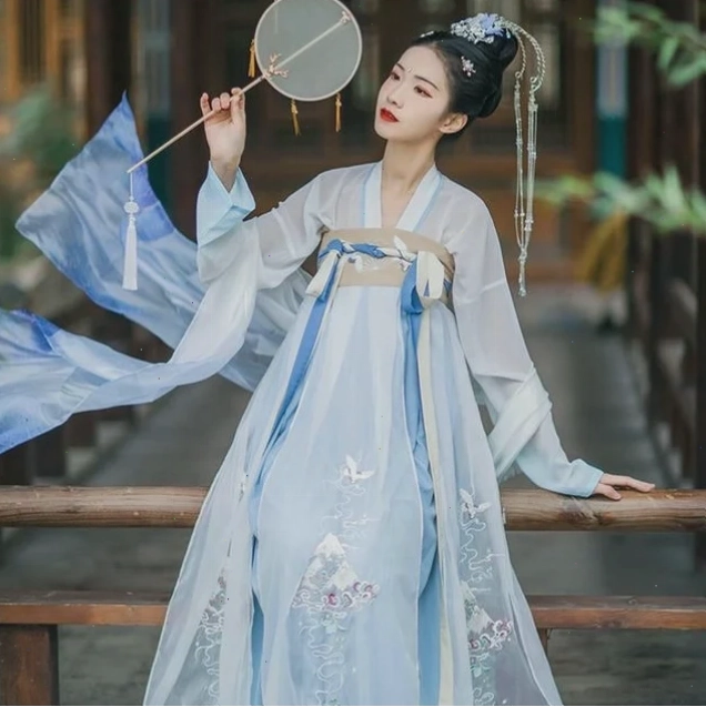 cô gái mặc đồ cổ trang