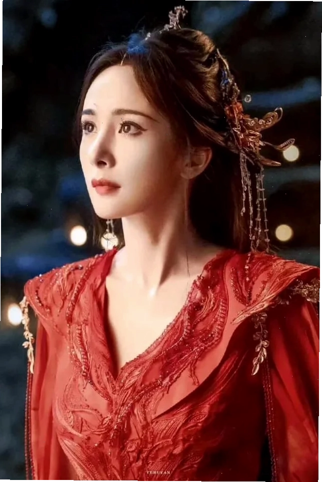 cô gái mặc đồ cổ trang