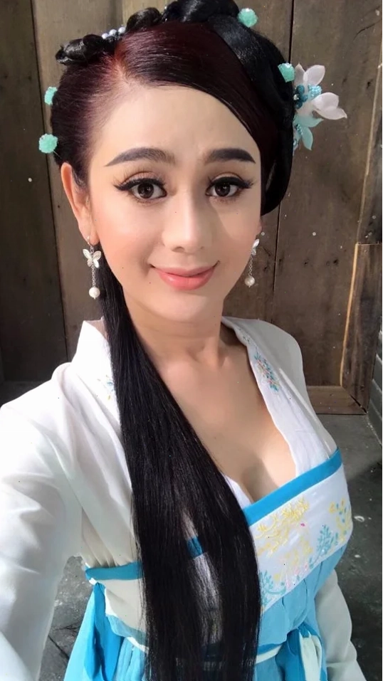 cô gái mặc đồ cổ trang