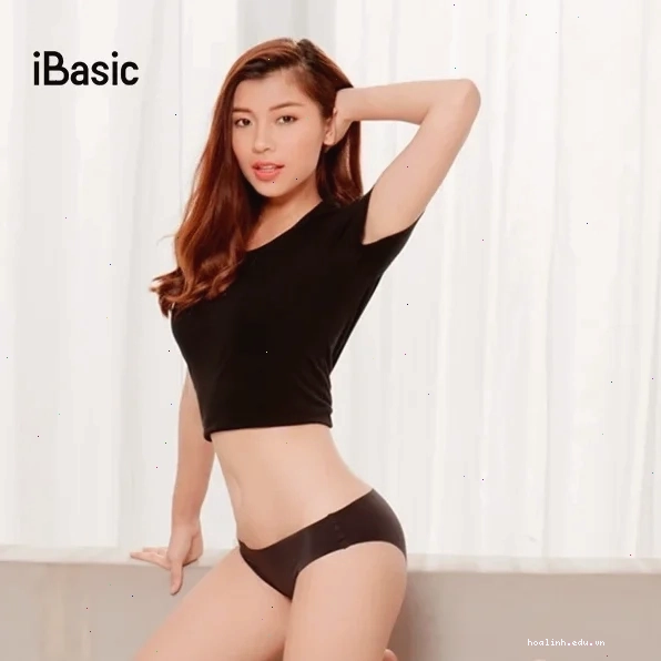 cô gái mặc quần sịp ren quyến rũ