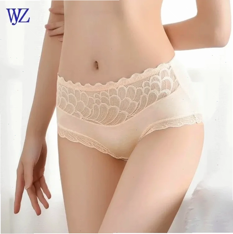 cô gái mặc quần sịp thiết kế tối giản