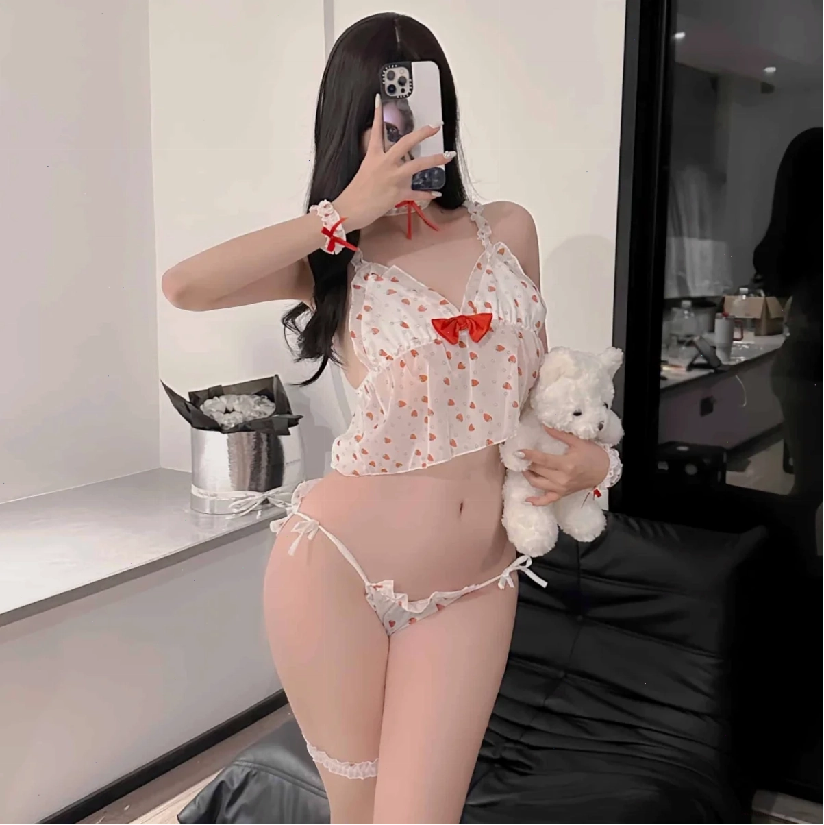 Cô gái mặc quần xì líp vải lưới