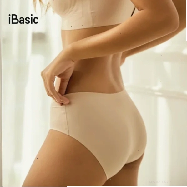 Cô gái mặc quần xì líp viền nhún