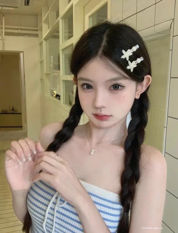Cô gái váy hoa Cô gái mặc váy hoa ngồi trên ghế của gái trung sexy
