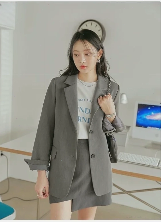 Cô gái mặc vest đi làm