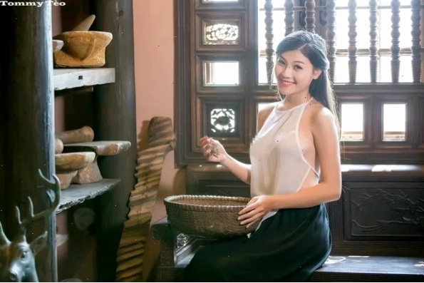 Cô gái mặc yếm đào bên cửa sổ
