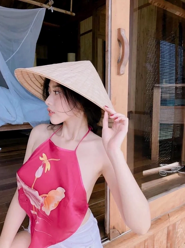 Cô gái mặc yếm đào bên khung cửi
