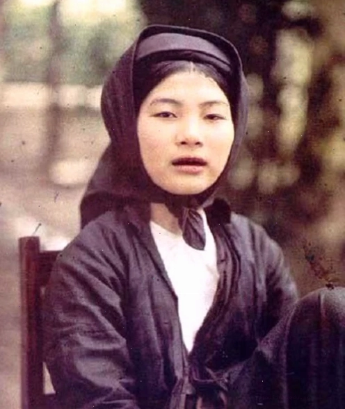 Cô gái mặc yếm đào cầm quạt