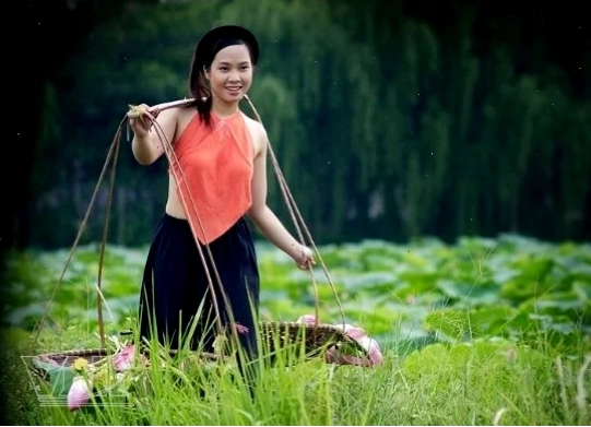 Cô gái mặc yếm đào cổ xây