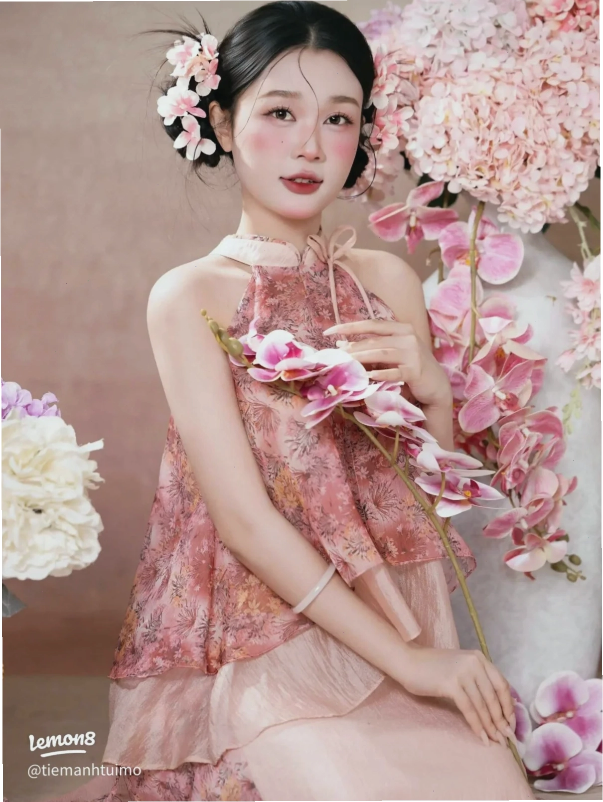 Cô gái mặc yếm đào cười
