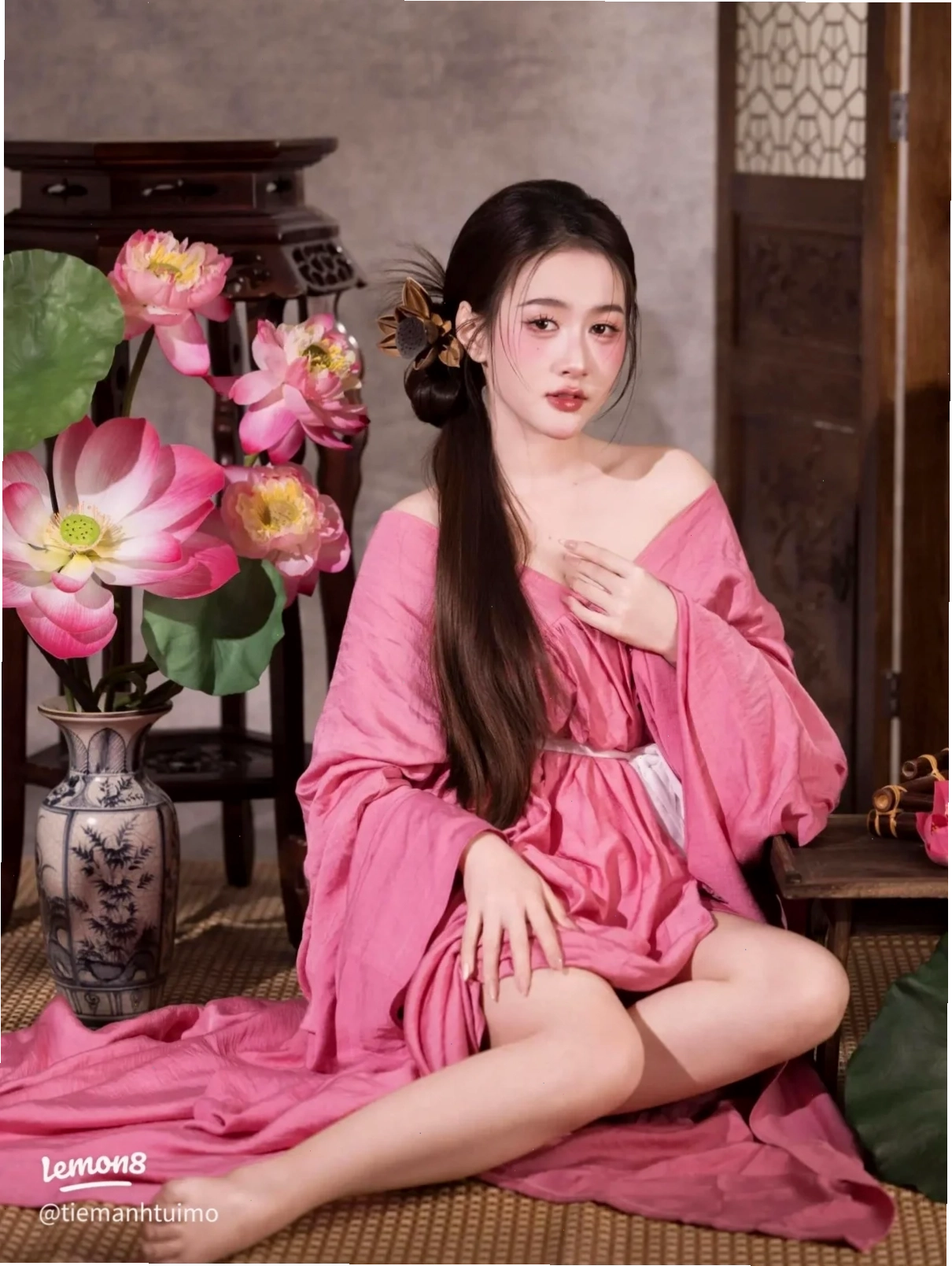 Cô gái mặc yếm đào đi chợ