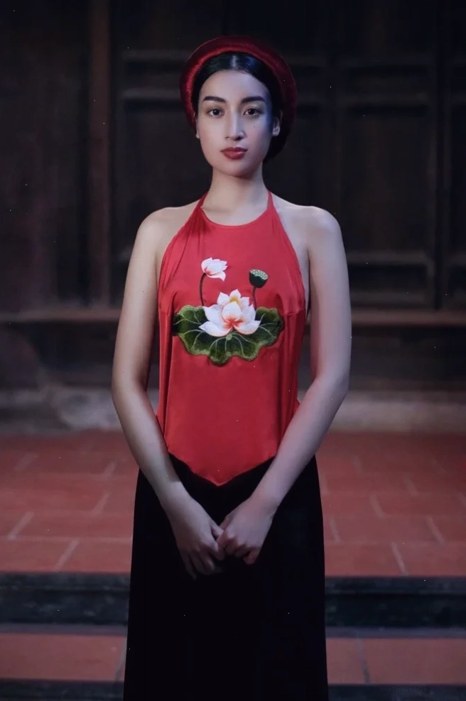 Cô gái mặc yếm đào duyên dáng