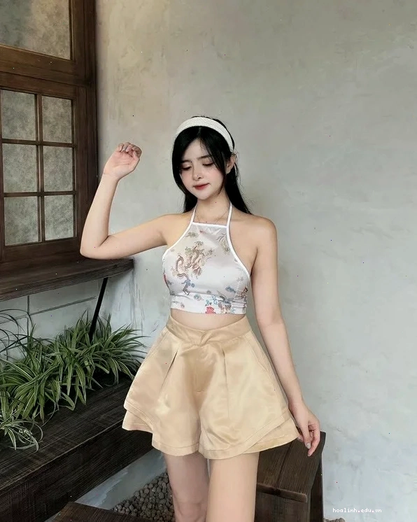 Cô gái mặc yếm đào làm việc tại làng quê