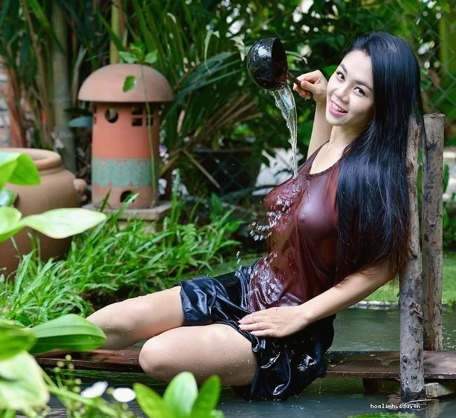 Cô gái mặc yếm đào mặc váy
