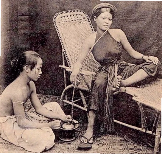 Cô gái mặc yếm đào màu nâu