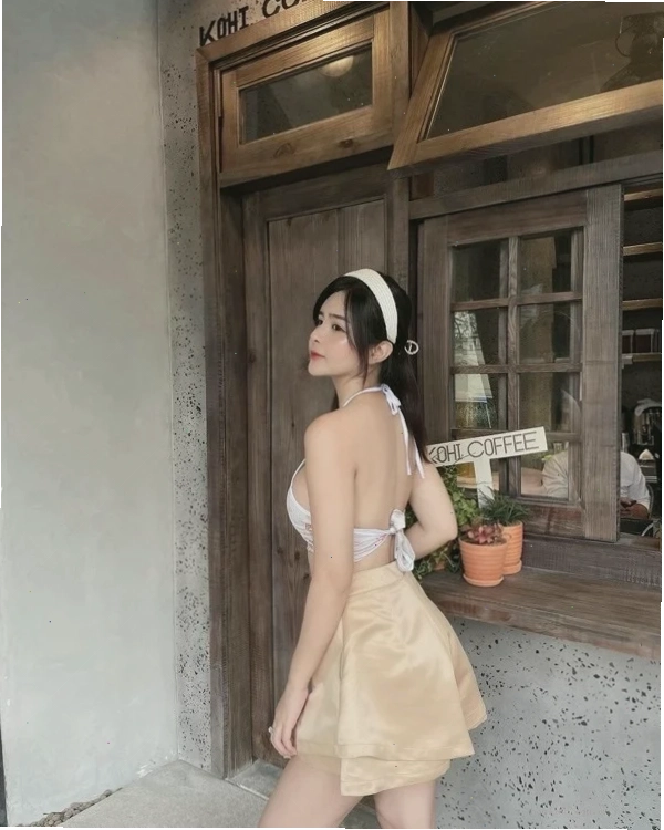 Cô gái mặc yếm đào ngắm cảnh