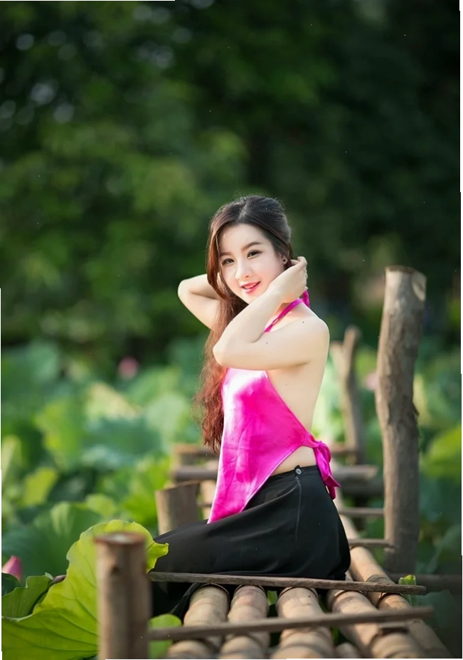 Cô gái mặc yếm đào ngẩn ngơ