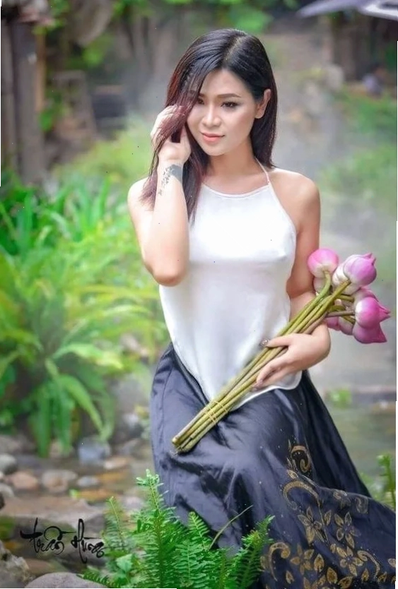 Cô gái mặc yếm đào nhẹ nhàng