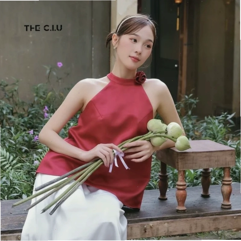Cô gái mặc yếm đào phơi lụa