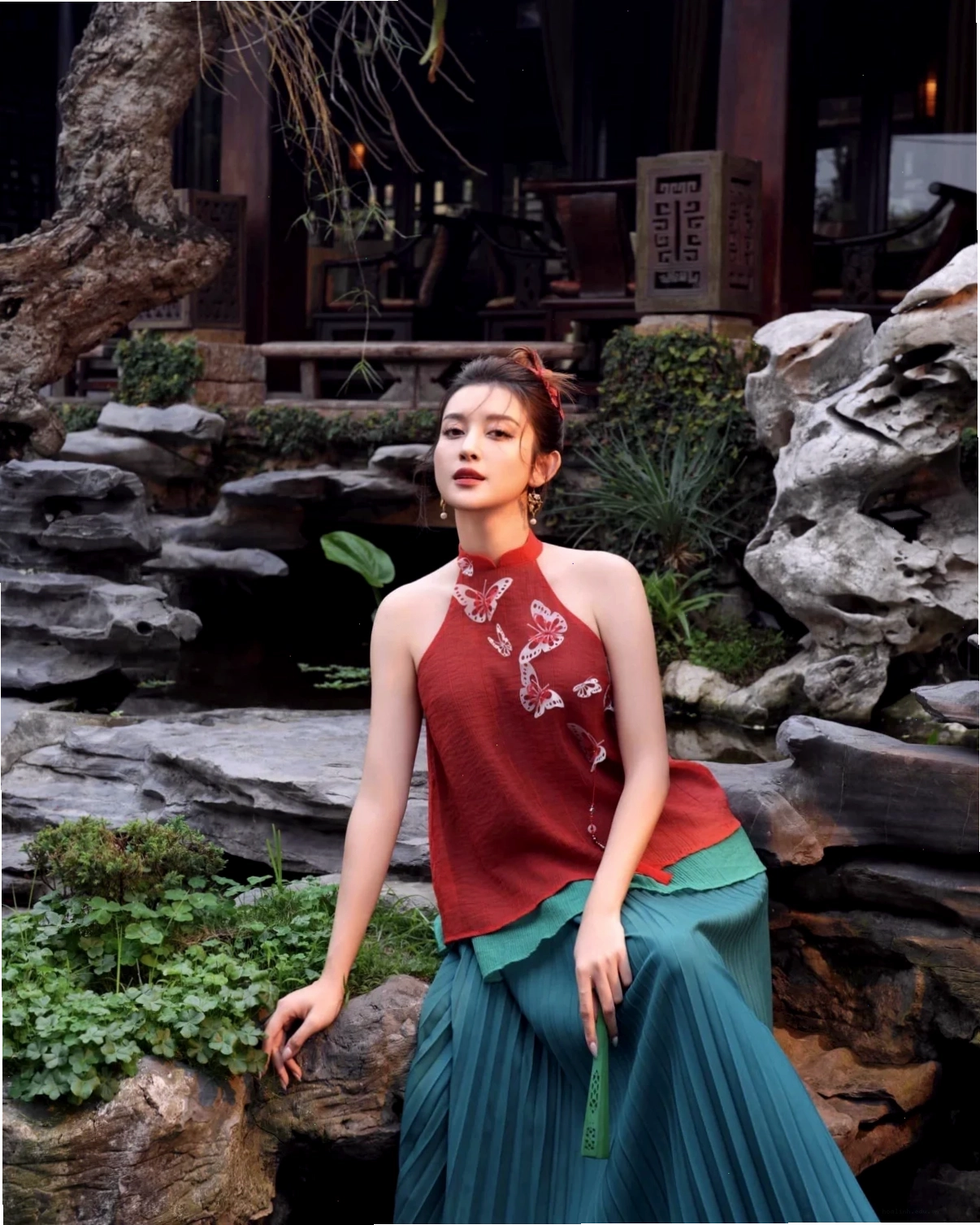 Cô gái mặc yếm đào sang chảnh