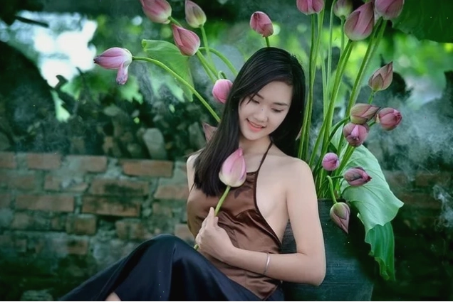 Cô gái mặc yếm đào trong lễ hội mùa xuân