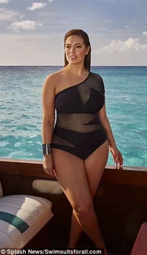 cô gái mập mặc bikini họa tiết kẻ sọc ngang