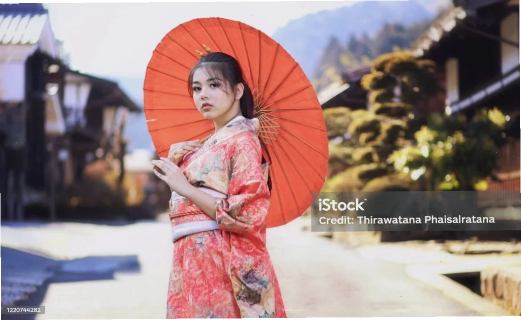 Kimono và đèn lồng cô gái nhật bản mặc kimono bên đèn lồng