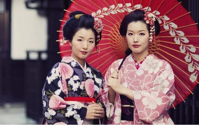Kimono với nhạc cụ cô gái nhật bản mặc kimono chơi nhạc cụ