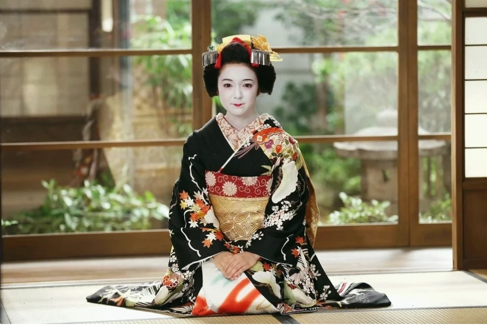 Cô gái mặc kimono và hoa anh đào cô gái nhật bản mặc kimono chụp ảnh cùng hoa anh đào