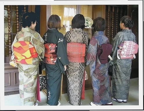 Kimono dưới ánh đèn đêm cô gái nhật bản mặc kimono chụp đêm