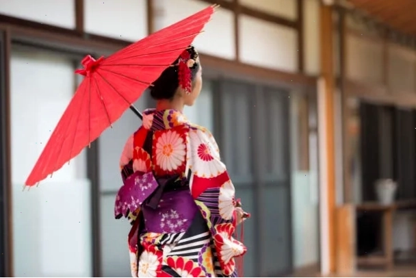Chuẩn bị mặc Kimono cô gái nhật bản mặc kimono đang trang điểm