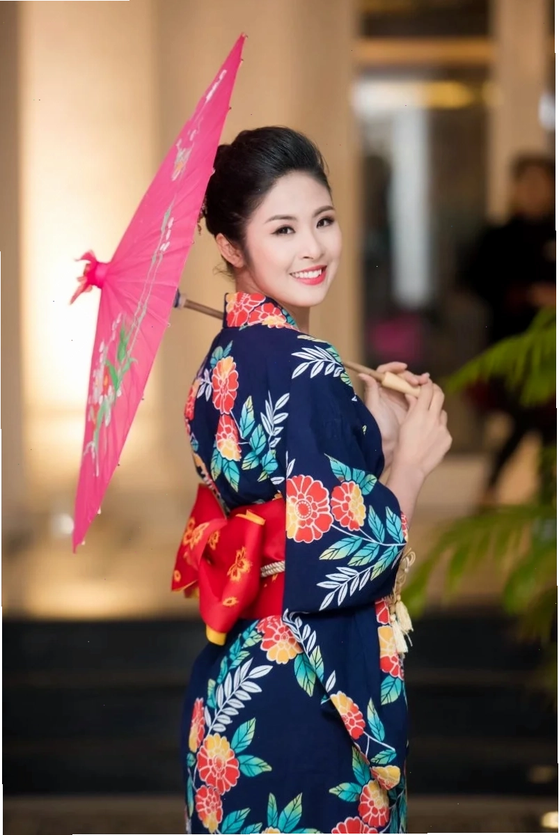 Kimono và những bước đi cô gái nhật bản mặc kimono đi bộ
