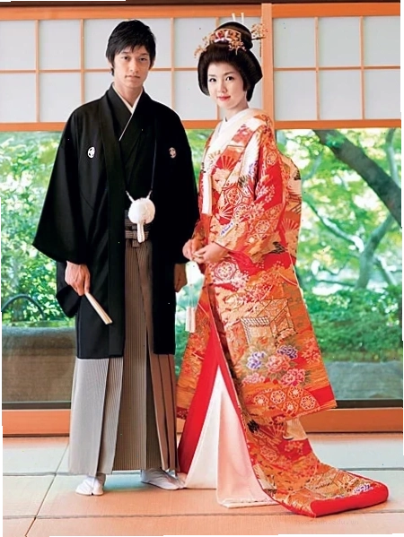 Cô gái mặc kimono dạo phố cô gái nhật bản mặc kimono đứng giữa vườn hoa